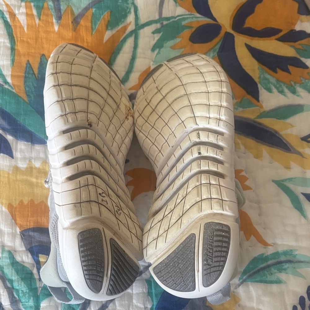 Nike Men's Free Tun 5.0 Light Gray and White Athletic Shoes - Picture 5 of 5